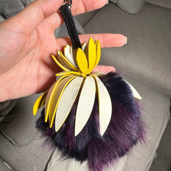 Gift with Purchase - Picture 2 of 2